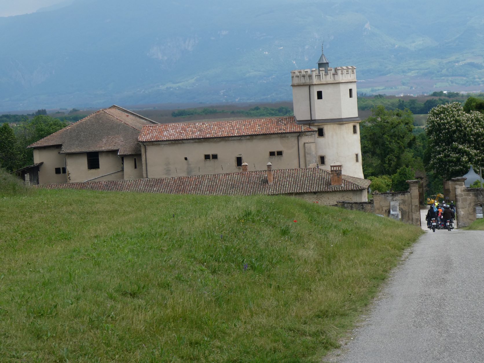 Arrivée du groupe au château de l'Arthaudière situé sur la commune de St Bonnet de Chavagne à 750 m d'altitude.