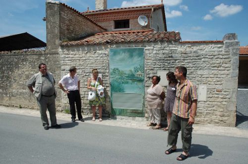 Inauguration par Franck Bonnet de l'une des portes erdf decorées de fresques realisées par le chantier d'insertion de saint fraigne