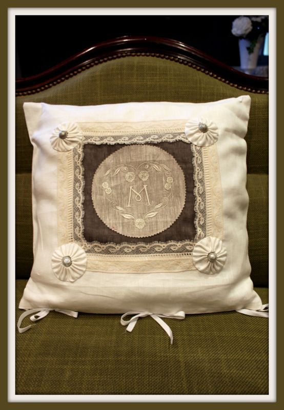 Le coussin romantique de Kim en lin monogramme M