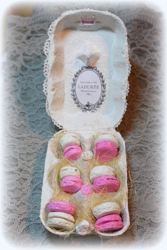 Boite macarons rose et blanc (boite ouverte)