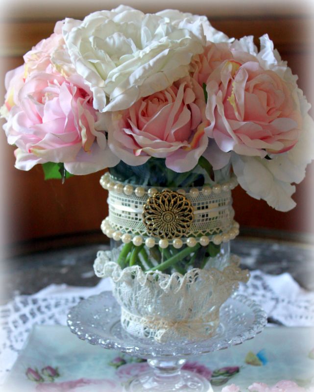 Vase décoration shabby chic contenant roses anciennes blanches - Un napperon ancien très fin au crochet enveloppe la base du vase.