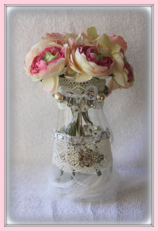 Vase décoré style shabby chic - pampille en verre bisoté - dentelles anciennes - fleurs en papier