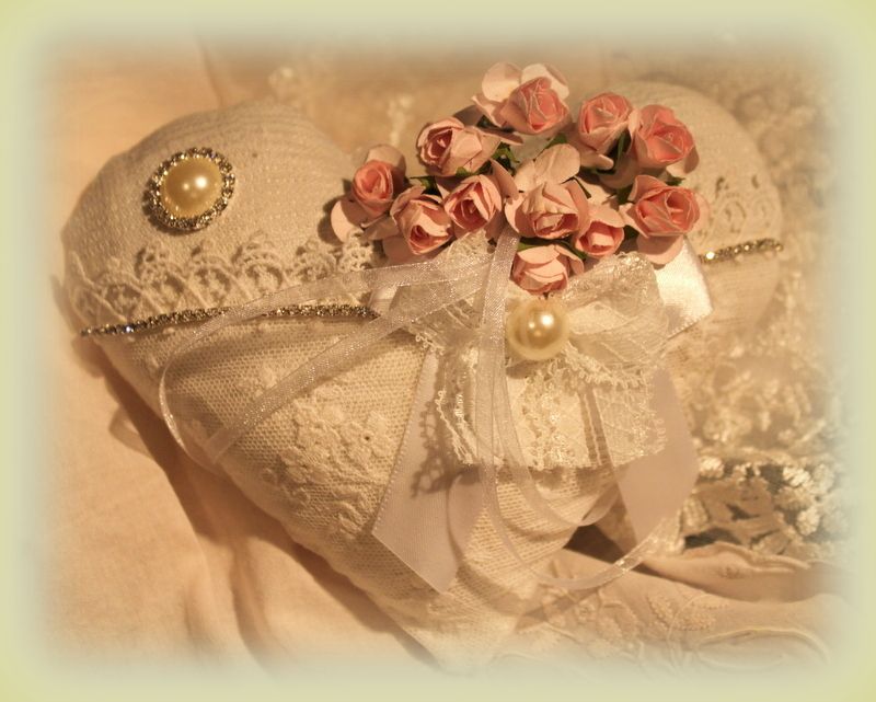 Coeur shabby chic - dentelle ancienne, strass, perles et fleurs roses en papier