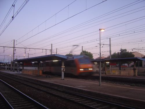 2012-08-08 Miramas train de nuit traversant la gare à 150 km/h