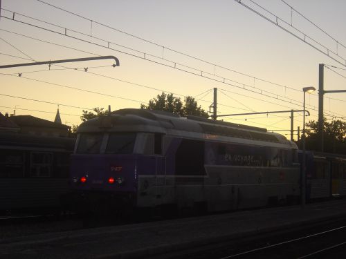 2012-08-08 Miramas , au petit matin une 67400 va pousser une RRR en direction de Marxseille St charles via la côte bleue