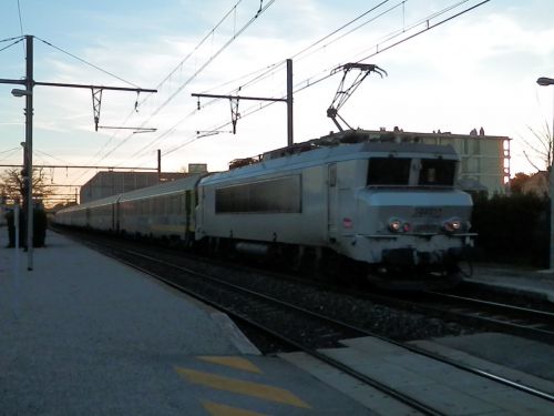 2012-12-29 22200 + téoz marseille-bordeaux traversant la gare de miramas en pleine vitesse