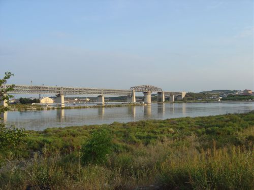 Vue d'ensemble du viaduc à gauche côté Martigues à droite côté port de bouc