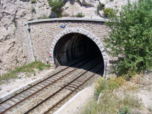 voie entrée du tunnel de Niolon