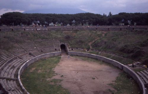 l'amphithéâtre, rappelez-vous la séquence sur les loisirs à Rome !