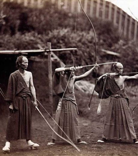des-archers-japonais-de-1860-en-noir-et-blanc_132423_w460.jpg