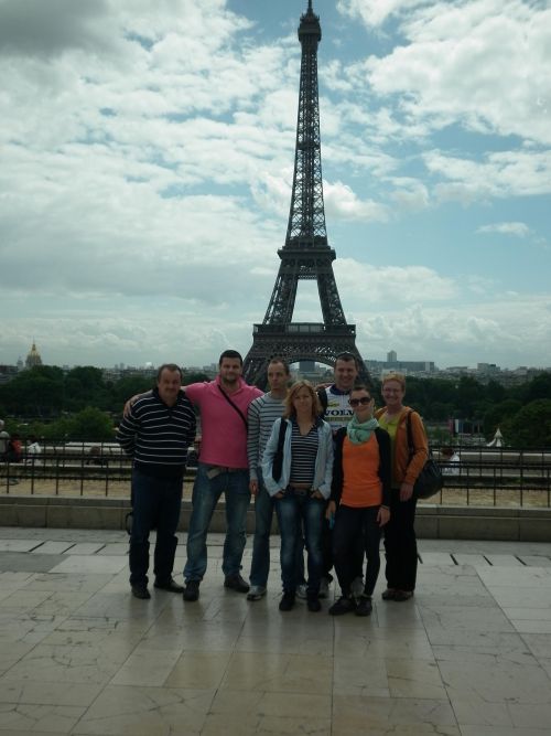 devant la tour Eiffel