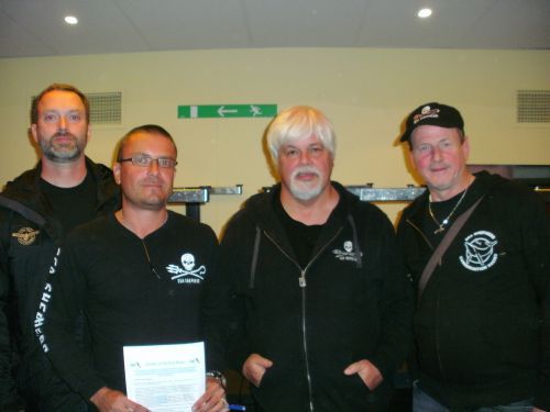 Paul Watson  Fondateur des  Sea Shepherd avec Pierre Bouxin, 2eme en partant de la gauche et moi tout à fait à droite.