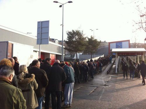 La file d'attente ! Heureusement, j'avais commandé mes entrées via la FNAC alors il n'y avait pas d'attente ! Juste trois personnes avant moi !