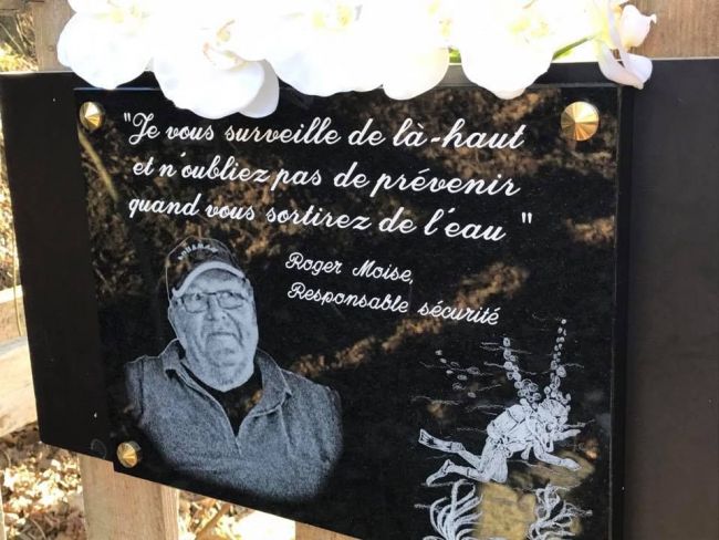 La plaque en question, qui reprend les parôles de Roger losque nous partions plonger !