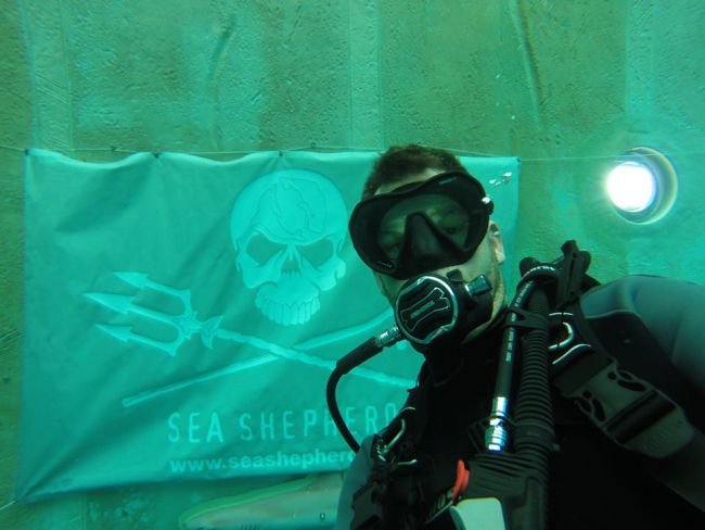Jean-Pierre devant le drapeau de Sea Shepherd à Monte-Mare