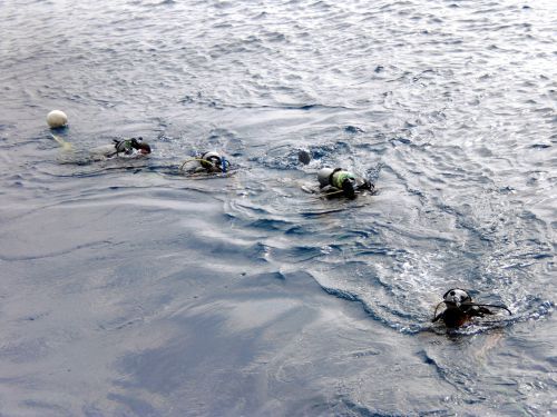 Dans le courant, on rejoint le bateau en se hissant au 