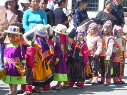 Les écoliers défilent en costume traditionnel