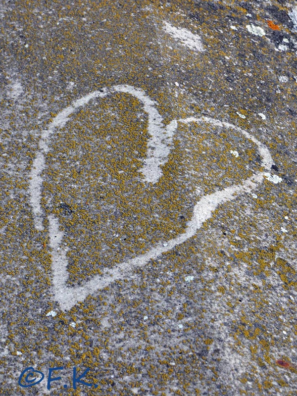 Coeur sur un muret en pierre