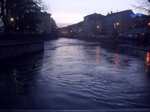 A cette heure les lumières s'allument et reflètent joliment dans l eau