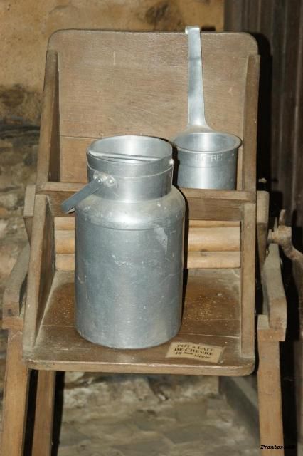 Pot à lait et mesure decalitre pour le lait