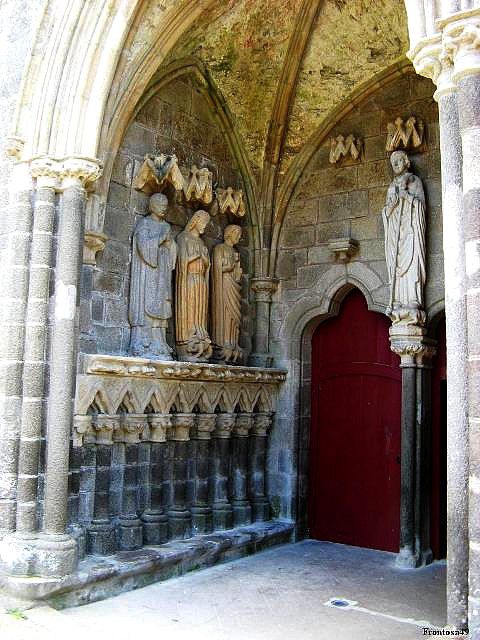 Sculture sur la porte de l'église.