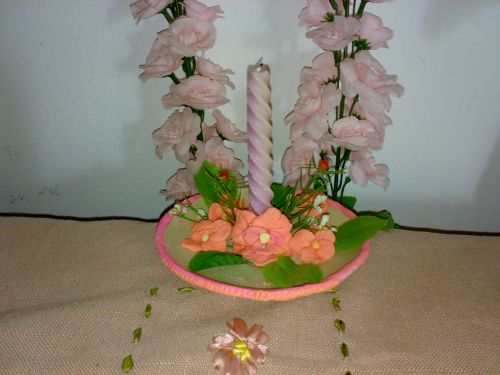  j’ai décoré cette assiette casé avec des fleurs en céramique pour obtenir ce joli bougeoir