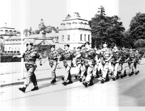 Un Pl du 17 Recce défile fièrement devant le château des Princes de Waldeck à Arolsen.en tête l'Adjt Adam suivi de Mdl Neyns, 1 Mdl Stuyck et Vandy. 1965