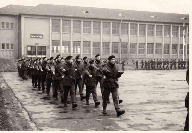 Parade dissolution Forces Couv avec en tête, le Col Hr Duroy, le