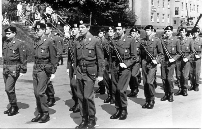 Parade à Kassel. Dissolution des Forces de Couverture. Mdl Vanvinckeroi, Mdl Denison, Mdl Boulanger,