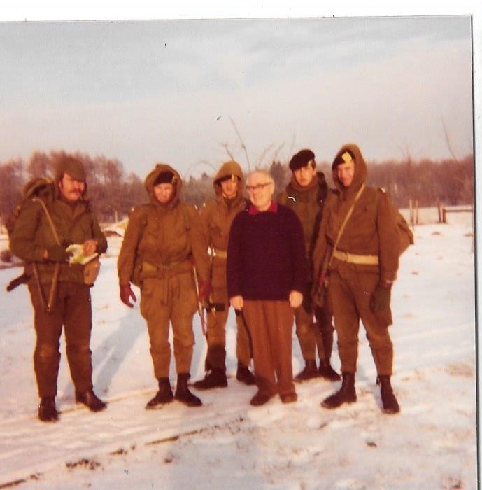 Dec 76, ETBl, fin de formation commune Bl-Recce. GàD  Pierrot Deloof, Alain Deroeck, Jean (Woody) André, Michel Collard et moi