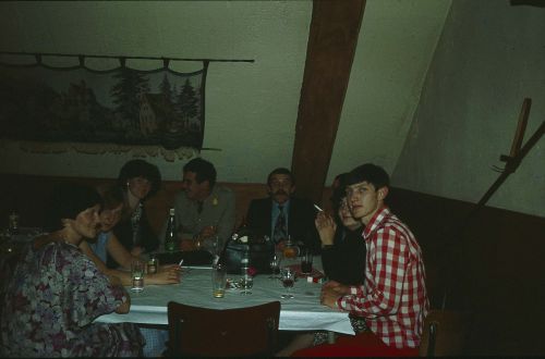 Mess  de remplacement sous la mansarde(Drink de cohésion)à gauche les épouses, Jean Parmentier, Yves Doensen, Jean Battard, Maurice Cénier.