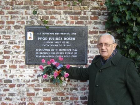 Place où fut tué J.Rosen à Drongen.F.Verbeke devant la plaque commémorative qu'il a fait poser