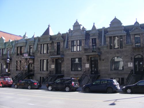 Alignement de maisons dans la rue Sherbrooke de Montréal