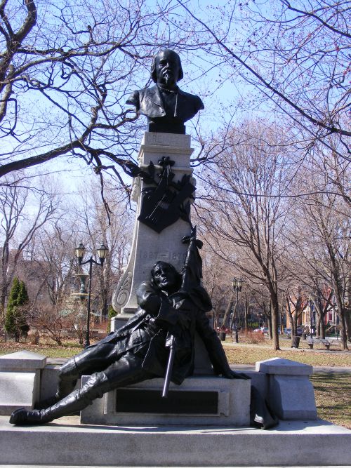Statue tronant au milieu du Carré St Louis