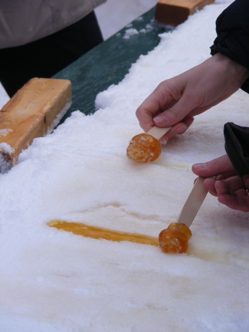 La fameuse tire sur glace pour les amateurs de sirop d'érable...pendant la fete des neige à Montreal en Fevrier
