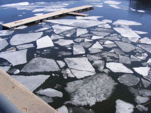 Un bassin du port au printemps qui se libère de ses glaces
