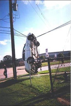 Voiture accident accrochée fil electrique 