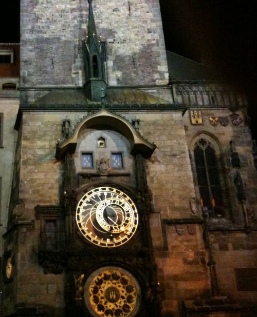 Horloge astronomique sur l'hôtel de ville datant de 1490, toutes les heures, les statues d'apôtres et de Jésus apparaissent et attirent un monde fou !