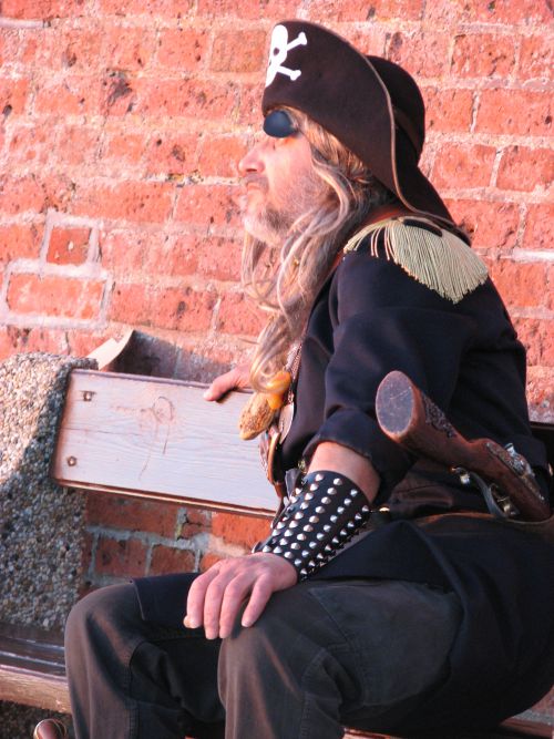 Pirate admirant le coucher du soleil !!!