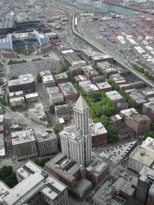 Vue sur l'immeuble le plus ancien de Seattle et le stade Safeco