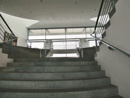 L'escalier mène au bureau de la chancelière et sert parfois de petite scène pour des concerts