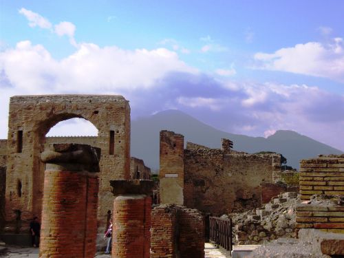 vue du forum de pompei sur le vésuve