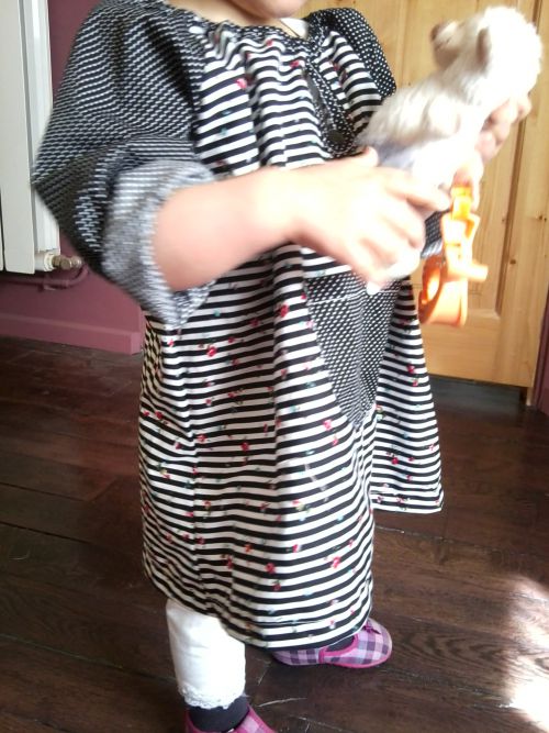 robe manche raglan, noire et blanche rayée, 2 ans