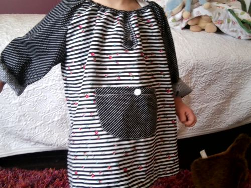 robe , manche raglan, noire et blanche rayée, 2 ans