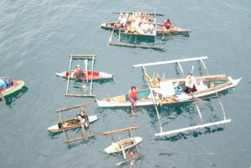 Les petites barques autour du géant