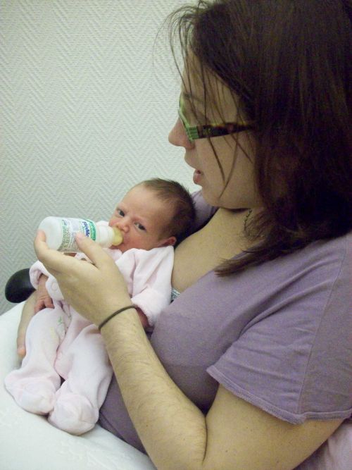 A la maternité, mon premier biberon