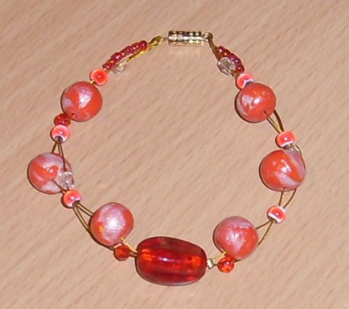 Bracelet en fil câblé avec perles de rocailles, magiques et polymères