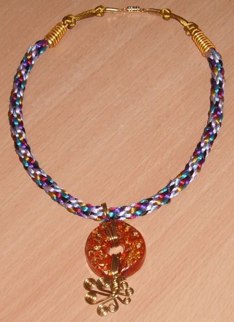 Collier avec pendentif en résine imitation ambre et fil d'aluminium, tour de cou en satin
