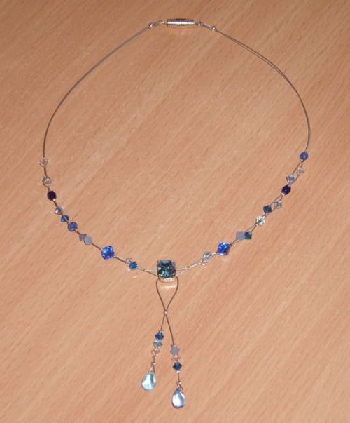 Colliers en fil câblé argent et perles de cristal Swarovsky
