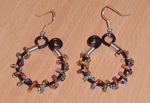 Boucles d'oreille en fil d'aluminium, cuivre et perles de rocaille multicolores